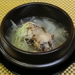 ゆ～っくり時間をかけてコトコト煮込んだテールスープ。
コラーゲンがたっぷり染み出たスープとトロトロのお肉が最高です。