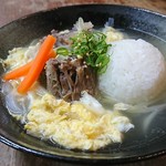 美肌、滋養強壮効果が期待できます。
コトコト煮込んだコラーゲンたっぷりなテールスープの旨味がご飯にしみ込みます。
トロトロになったお肉をほぐしながら、フワフワたまごと一緒にお召し上がり下さい。