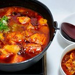 軟らかくなるまでコトコト…更に味付けしてコトコト～♪
じっくり時間をかけて煮込んだ黒毛和牛の旨みに、コチュジャンの甘辛さがとってもマッチした 大人気のスープです。