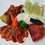 カルビ・ロース・サイコロステーキ、3種類の盛合せです。
添えている根野菜や固めのお野菜は蒸してお出ししていますので、サッと温めてお召し上がりいただけます。
迷ったらコレ！とお勧めするメニューの1つです。