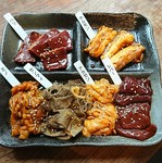 濃厚ホルモン用もみダレでしっかり味付け｡
6品は毎回同じではありませんが、名札付きでどの部位か一目で分かります！
ホルモンを少量づつ食べたい時にピッタリです♪