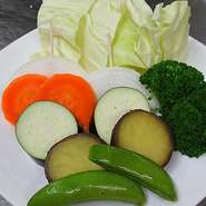 季節のお野菜をお出ししています。
固いものは茹でたり蒸したりしていますので、少し焼き目が付く程度で大丈夫！
ぜひ、お野菜も一緒にお召し上がり下さい。