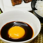 いつもよりちょっと濃い目に作ったタレと卵黄のコラボ！
濃厚な旨味が口いっぱいに広がる｢月見ダレ｣を作ってみました。
ジューシーなお肉にたっぷり絡めて、ご飯に乗せて、サンチュに巻いて！
是非お試し下さい。