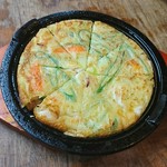 外はカリッと、中はモッチリ。
手作りのタレと良く合います。
メニューにはまだ載せていないので、知る人ぞ知るひと品。
熱々の鉄板に切り分けてお出ししています。