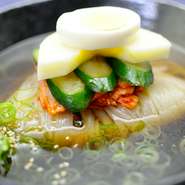 ゆで卵、リンゴ、キュウリ、白菜キムチを整え置いた麺の上にトッピング。
サッパリと冷たい自家製スープには、お好みで酢を入れるのもお勧めです。