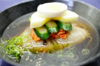 ゆで卵、リンゴ、キュウリ、白菜キムチを整え置いた麺の上にトッピング。
サッパリと冷たい自家製スープには、お好みで酢を入れるのもお勧めです。