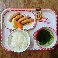 ウインナと焼き野菜、ご飯とスープ。
そして、お菓子とお子様サイズのソフトドリンク付。
かごしま子育て支援パスポートの提示でこのセットが半額になります！
ウインナ大好き～なお子様に大人気のメニューです。