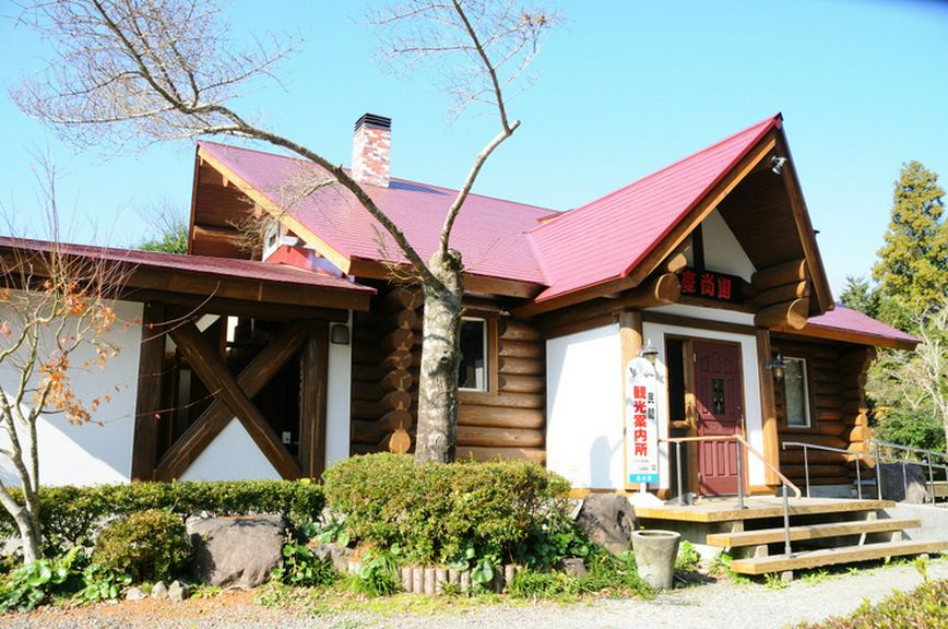 オレンジロード沿い。自然に溶け込んだおしゃれな“ログハウス”