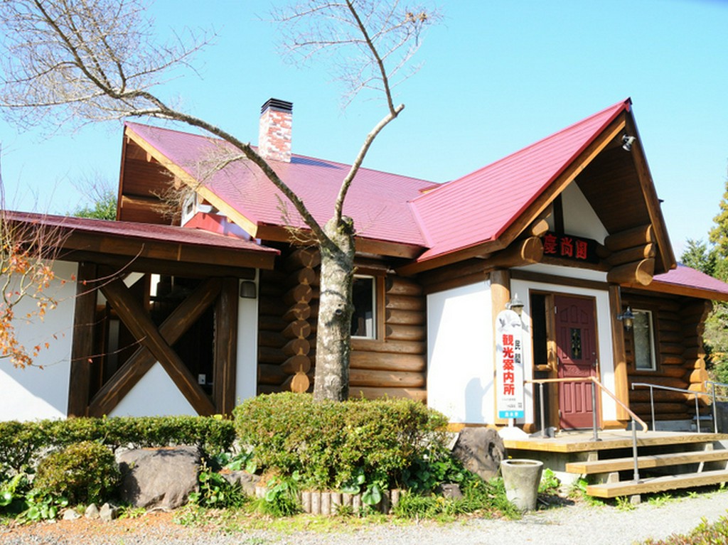 オレンジロード沿い。自然に溶け込んだおしゃれな“ログハウス”