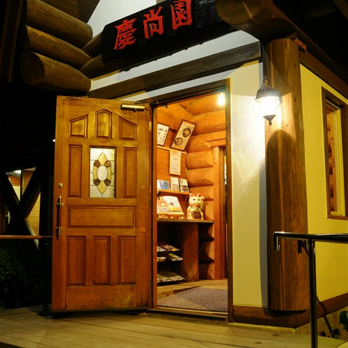 玄関を開けると素敵な音楽がお出迎えします。