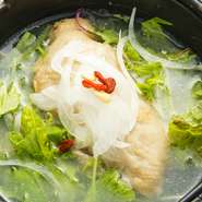 試行錯誤の末つくり上げた当店の『参鶏湯』は、鶏のもも肉を使っているところが特徴。骨がなく丸ごと味わえ、肌にも良いと言われるコラーゲンもたっぷり。素材の旨味が溶け込んだ味わい深いスープをご賞味ください。