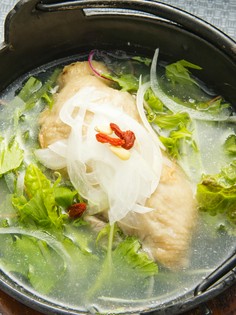 質の良い出水鶏を使用した、ほっこり味わいの『参鶏湯』