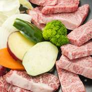 日本で有数の鶏肉生産地の出水市。地元の工場に出向き「鶏肉」は仕入れています。また牛肉は可能な限り九州産牛を入手し提供。素材の旨味をたっぷり味わっていただくため厚めにカットしており好評です。