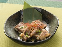 地元鹿児島県産の黒豚を使用しています。一度煮込んでから炭火で焼いた優しい味の人気メニューです。