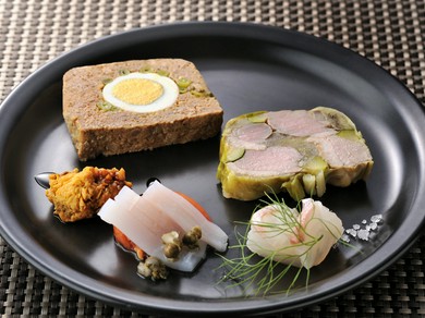 旬な食材をテリーヌと、鮮魚も一緒に楽しめる『前菜盛り合わせ』