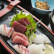 脂肪が多い肉質で、まぐろの中でも高級魚として珍重されている「みなみまぐろ」をたっぷり盛り付けた『極上みなみまぐろ丼』。『特選まぐろ刺身定食』は、ボリューム感があり、リーズナブルな価格で提供しています。