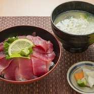 獲ったマグロは急速冷凍。新鮮さが勝負の遠洋マグロ漁業者が漁獲した安心安全なメバチマグロ、キハダマグロを使用しています。