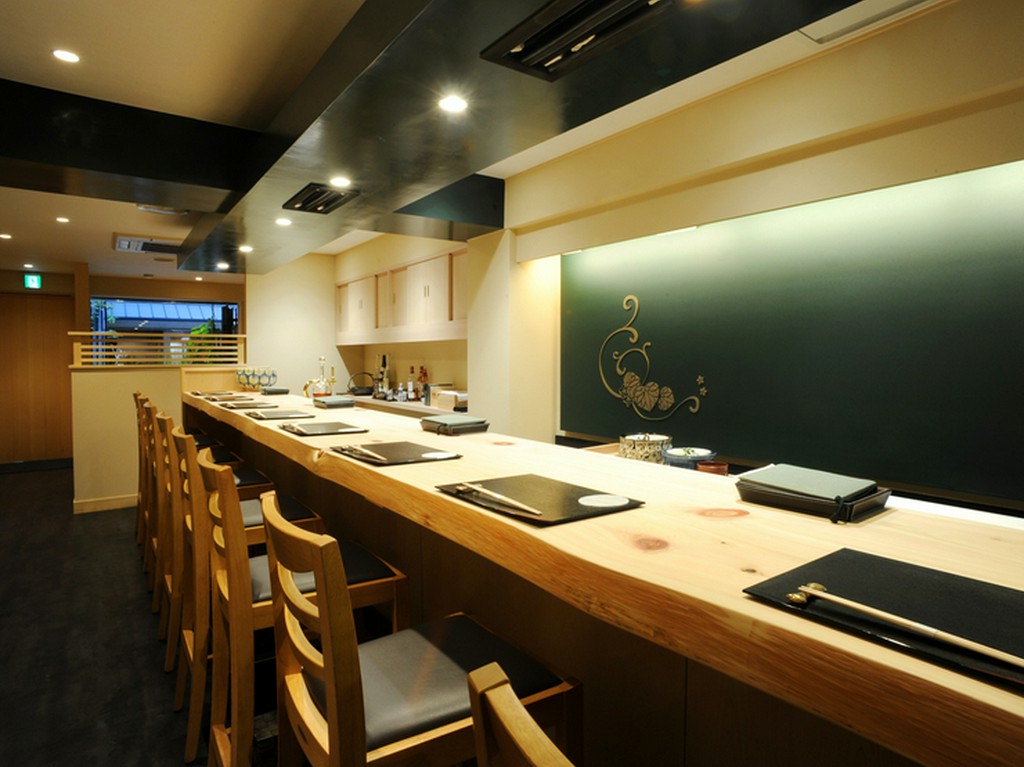 木の温もりを感じながら、落ち着いた雰囲気でお食事を