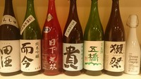 例：　而今（三重）田酒（青森）新政（秋田）鍋島（佐賀）崇薫（熊本）風の森（奈良）王禄（島根）雨後の月（広島）　など半合500円・一合1000円（料金一律）飲み比べセット（1000円）でもご用意しております。