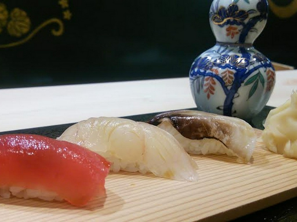 にぎり鮨６貫！お料理品数は5品とボリューム控えめのコースです