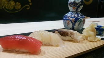 にぎり鮨６貫！お料理品数は5品とボリューム控えめのコースです