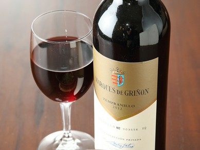 世界各国から集められたワインが楽しいひとときに華をそえます