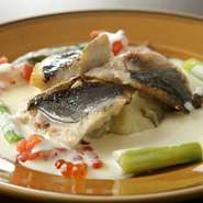 マダイ、イサキ、スズキ等の近海で獲れた白身魚を濃厚なクリームがたっぷりの濃厚な味わいをどうぞ。

写真は、『イサキのポワレ　生クリームソース』