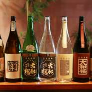 【鳥善】のお酒は店舗によって品揃えが異なり、【中洲店】は焼酎と日本酒に力を入れています。手造りにこだわる鹿児島の大和酒蔵の『大和桜』や、かめで仕込む「甕雫」3種など、スタッフオススメの焼酎が揃います。