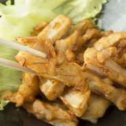 1羽に1つだけの「やげん軟骨」の唐揚は、独特の食感と周りのぷりぷりした肉が忘れられないおいしさです。
