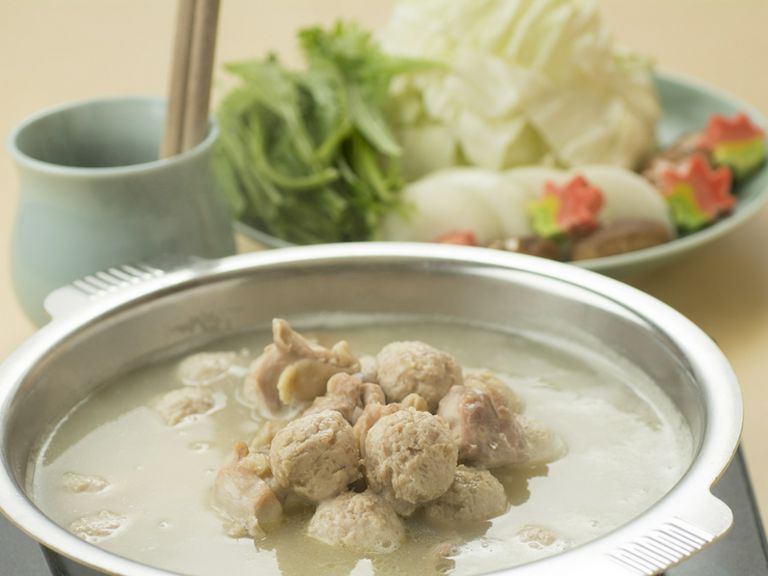 朝挽きの「華味鳥」を使った看板メニュー『博多水炊き』
