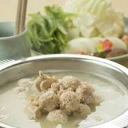 朝挽きしたブランド鳥「華味鳥」を、時間をかけて作った白濁スープでたっぷりの野菜と煮ていただきます。