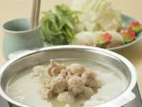朝挽きの「華味鳥」を使った看板メニュー『博多水炊き』