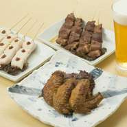 手羽先、ささみ、砂肝など、ビールとよく合う鳥焼も楽しめる