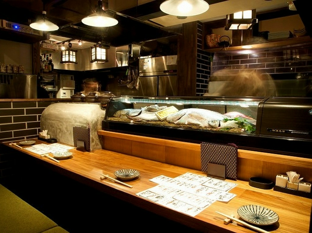 一人でもゆっくりと食事やお酒を楽しめるカウンター席