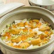 季節の具材をふんだん使った釜飯は、土鍋で炊き上げるので、とてもふっくらとしています。