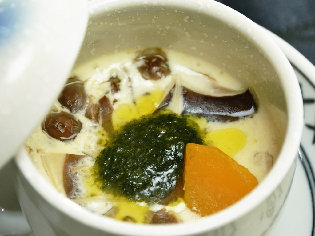 生クリームが調和した『地場産キノコのロワイヤル仕立て』