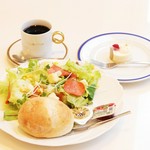 ・パン
・サラダ
・プチケーキ
・ドリンク
がセットになったお得なメニュです。