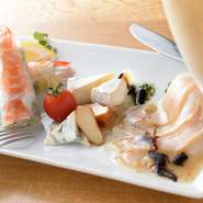 旬の新鮮な海鮮を使った料理が自慢のお店。季節感のある料理をオリジナルメニューとして組み入れられた女子会コースのメニューが特におすすめです。女性に人気のスパークリングワインなどもありゆったり過ごせます。