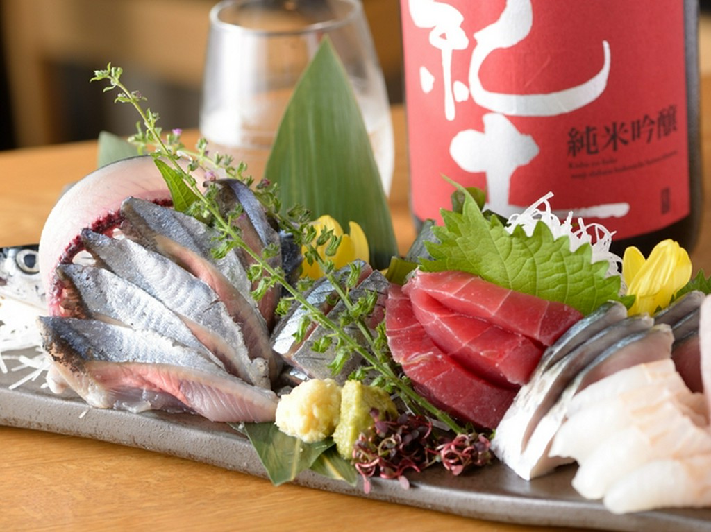 旬をまるごと味わえる『野生マグロと今日の鮮魚の盛り合わせ』