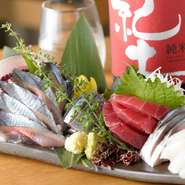 名物『野生マグロ』を中心にその日に入荷したイチオシ、旬の鮮魚を味わっていただける一品です。自信をもってお勧めできる季節の食材を豪快に盛り付けてお出ししています。