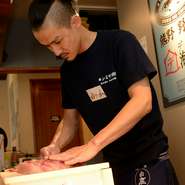 いつも海の近くにいるような気分で過ごしてもらいたいと、その日に仕入れた新鮮な食材をお出ししています。リラックスして食べていただけるよう、話しかけやすいアイコンタクトをとった接客を心がけています。