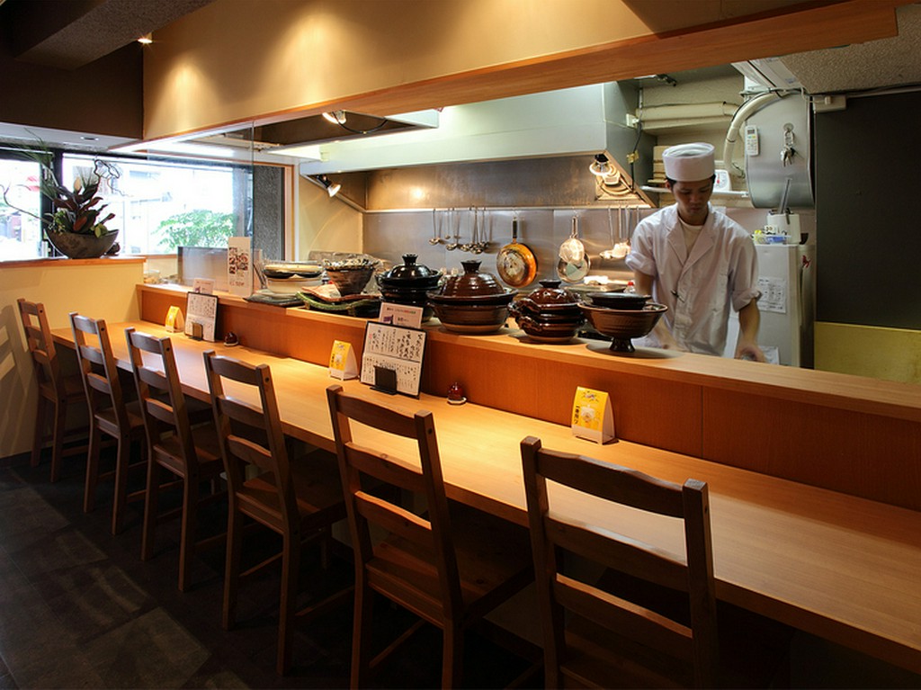 昼間は光が差し込む明るい店内。広めのカウンターが嬉しい