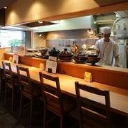 入り口はガラス張りの面積が広く取られ、昼間はそこから光が差し込んで明るく開放的な雰囲気です。カウンターがあるので一人でも立ち寄りやすく、広めにつくられた席でゆっくりと新鮮な魚料理を堪能できます。