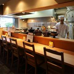 昼間は光が差し込む明るい店内。広めのカウンターが嬉しい