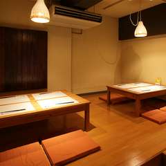 席は広々。お座敷はお子様連れにも。最大8名様までの宴会に