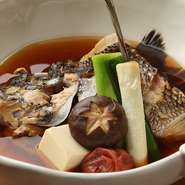 魚の種類によって味付けが変わるこだわりの煮魚。写真の黒鯛は梅干しが入ってさっぱりとした味わいです。