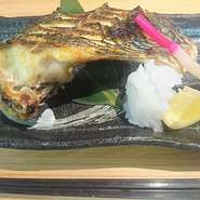 魚の種類によって味付けが変わるこだわりの煮魚。写真の黒鯛は梅干しが入ってさっぱりとした味わいです。