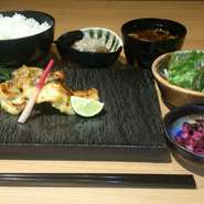 本日の焼魚、小鉢・サラダ、ご飯、赤出し、香の物
ランチタイムは税込価格！