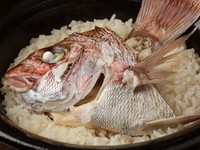 土鍋で炊き上げる名物『鯛めし』付き。

