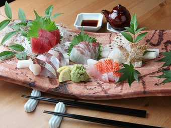 喧噪を離れた静かな場所で、美味しい魚料理とお酒に舌鼓